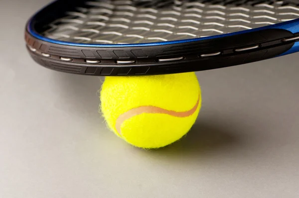 Концепція тенісу з кульками та ракеткою — стокове фото