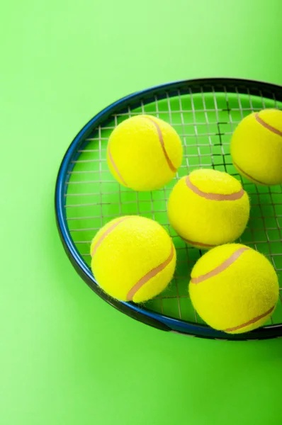 Концепція тенісу з кульками та ракеткою — стокове фото