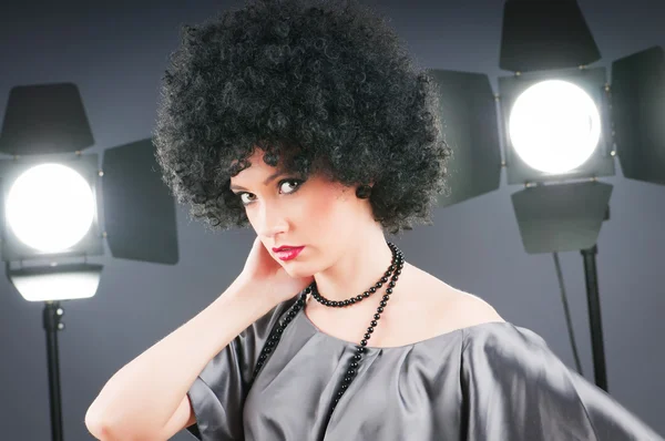 Afro kıvırcık saç kesimi ile genç çekici kız — Stok fotoğraf