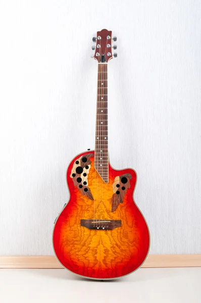 Muzikaal concept met houten gitaar — Stockfoto