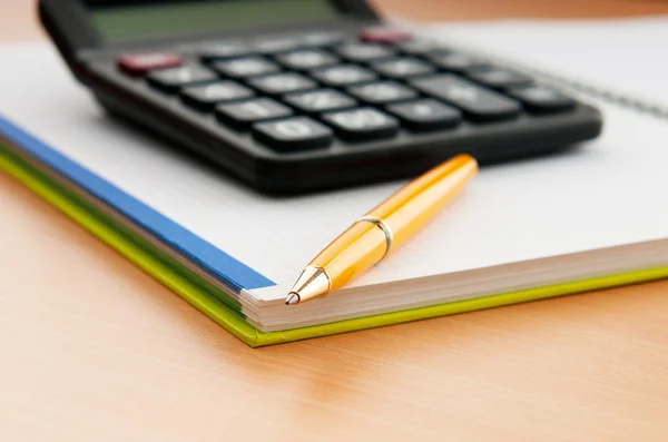 Koncepcja Biznesowa z notatnika i kalkulator — Zdjęcie stockowe