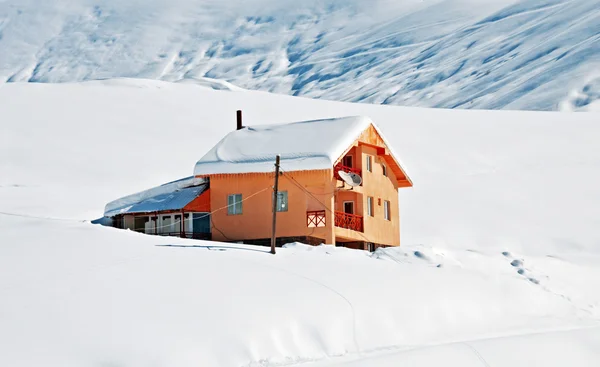 Kış günü evi — Stok fotoğraf