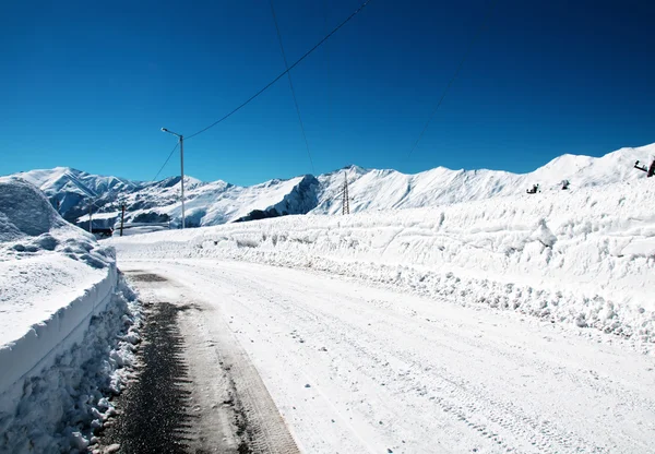 Την ημέρα του χειμώνα χιόνι δρόμος — Φωτογραφία Αρχείου