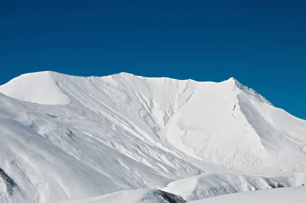 Hohe Berge unter Schnee im Winter — Stockfoto