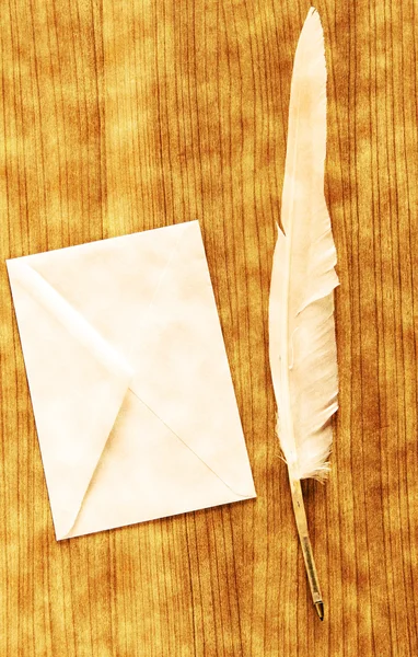 Письменное перо и конверт - Винтаж — стоковое фото