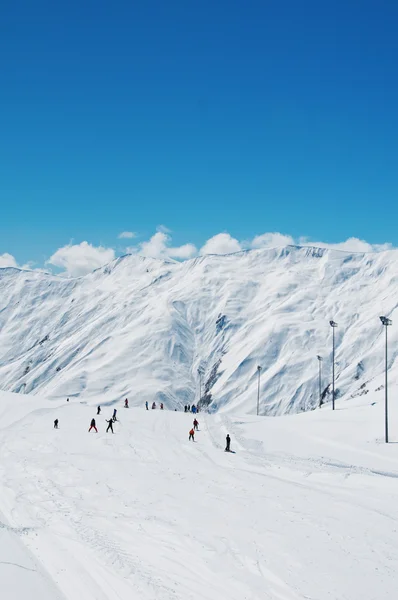 Las altas montañas bajo la nieve en invierno —  Fotos de Stock