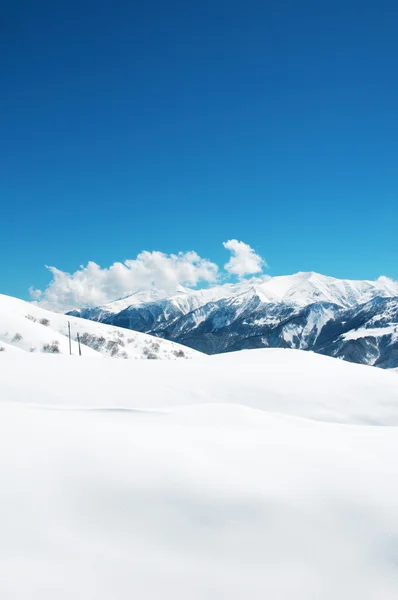 Las altas montañas bajo la nieve en invierno — Foto de Stock