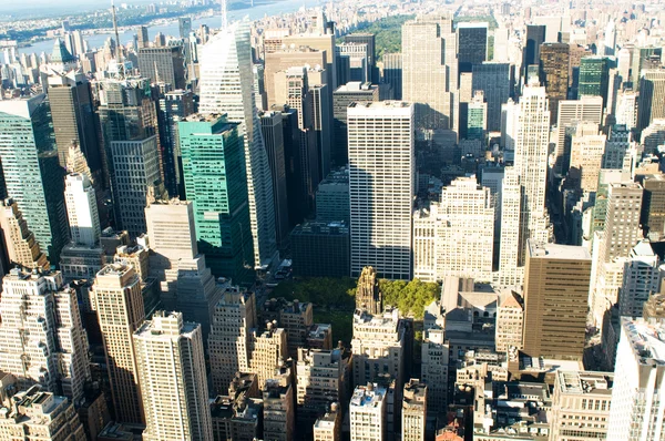 Панорама города Нью-Йорка с высокими небоскребами — стоковое фото