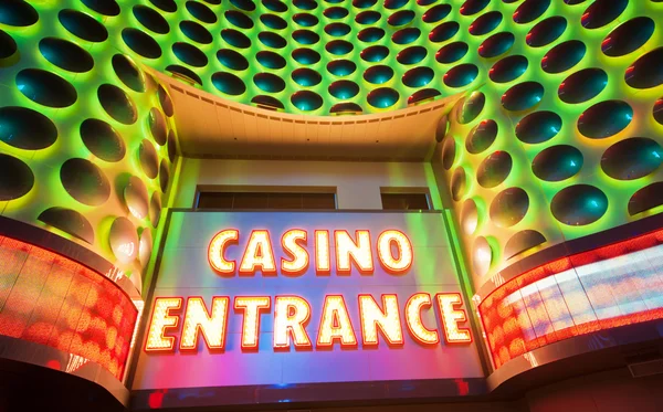 Entrada del casino con grandes letras rojas de neón — Foto de Stock