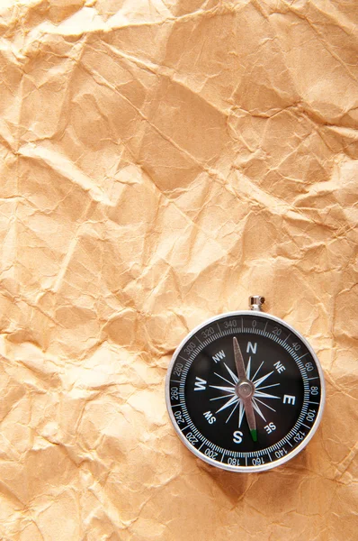 Винтажный компас на бумаге в концепции приключений — стоковое фото