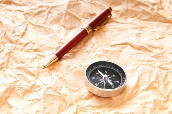 Vintage kompass på papperet i äventyr koncept — Stockfoto