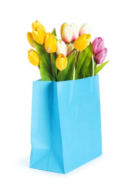 Tulpen in Einkaufstasche isoliert auf weiß — Stockfoto