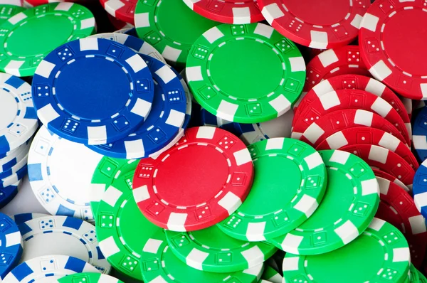 Stapel verschiedener Casino-Chips - Glücksspiel-Konzept — Stockfoto