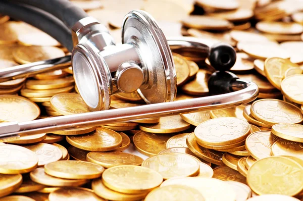Koncept nákladné zdravotní péče s mincí a stetoskopem — Stock fotografie