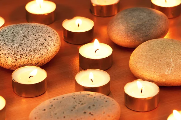 Brennende Kerzen und Kieselsteine für die Aromatherapie-Sitzung — Stockfoto