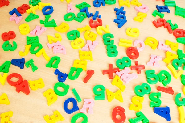 Niños letras y dígitos sobre la mesa —  Fotos de Stock