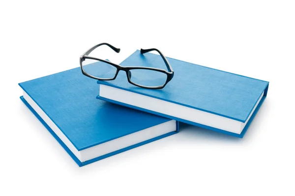 Occhiali da lettura con libri isolati sul bianco — Foto Stock
