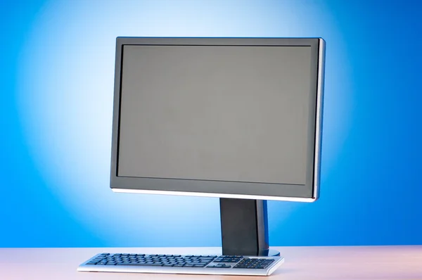 Widescreen-datorskärm mot färgstarka bakgrund — Stockfoto