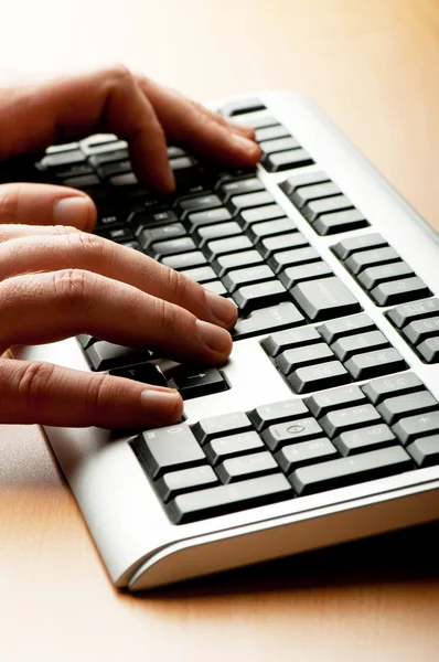Две руки работают на серебряной клавиатуре — стоковое фото