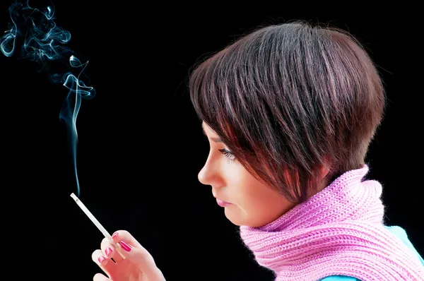 Νεαρή κοπέλα που καπνίζει μαύρο — Φωτογραφία Αρχείου