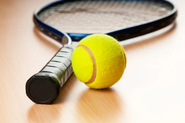Tenniskonsept med baller og racket – stockfoto