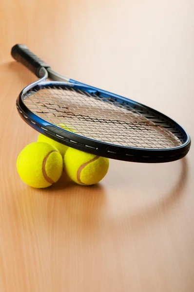 Concepto de tenis con pelotas y raqueta —  Fotos de Stock