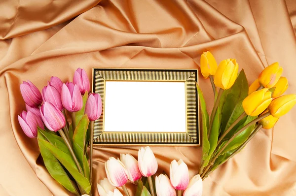 Foto frames en tulpen bloemen op satijn — Stockfoto