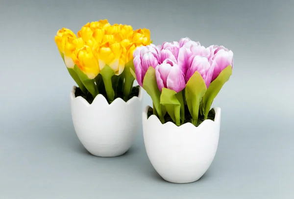 Bunte Tulpenblüten im weißen Topf — Stockfoto
