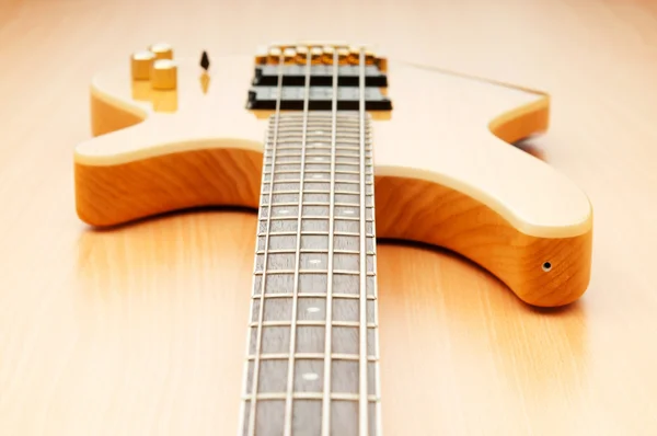 Muzyczna koncepcja z drewniana gitara — Zdjęcie stockowe