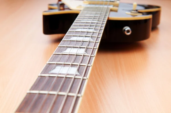 Concept musical avec guitare en bois — Photo