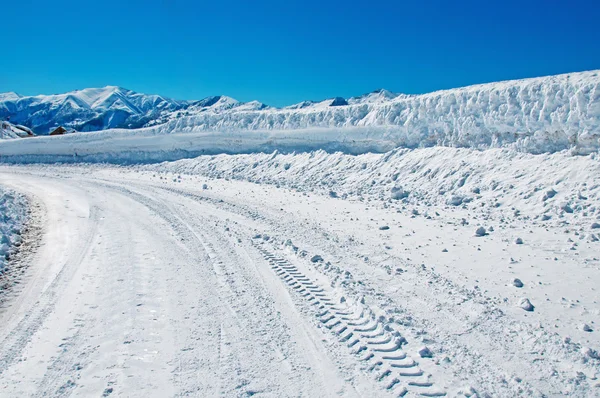 Снежная дорога зимой — стоковое фото