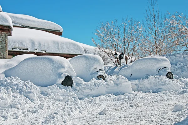 Casa y coches bajo la nieve — Foto de Stock