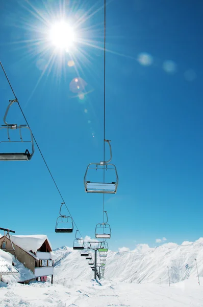 明るい冬の日にスキーリフトの椅子 — ストック写真