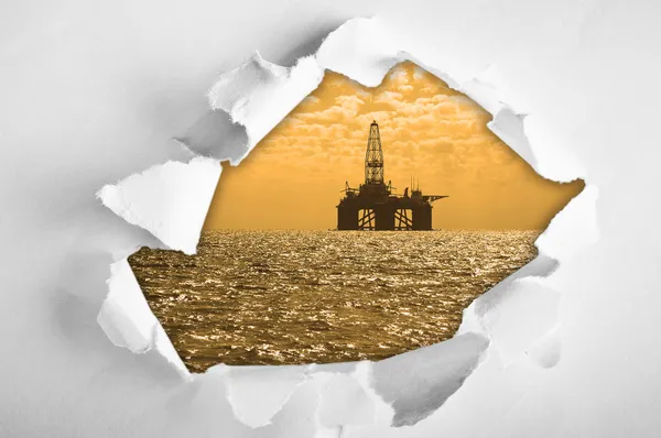 紙の穴を通して石油プラットフォーム — ストック写真