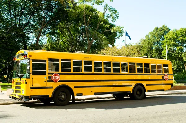 Sárga iskolabusz az utcán. — Stock Fotó