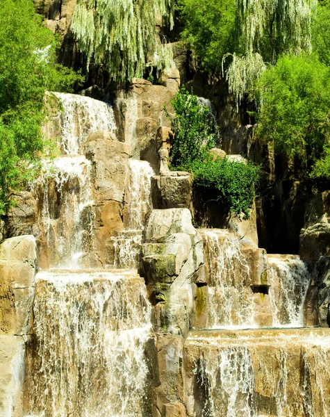 Hohe Wasserfälle an einem strahlenden Sommertag — Stockfoto