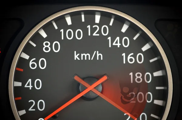 빨간색 화살표와 함께 자동차 속도계의 클로즈업 — 스톡 사진