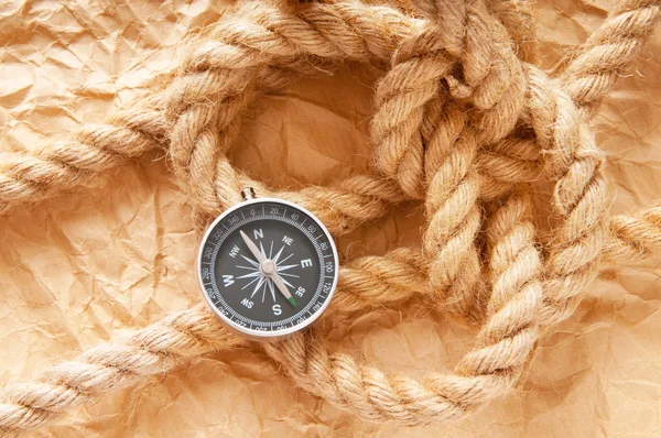 Kompass und Seil im Reise- und Abenteuerkonzept — Stockfoto
