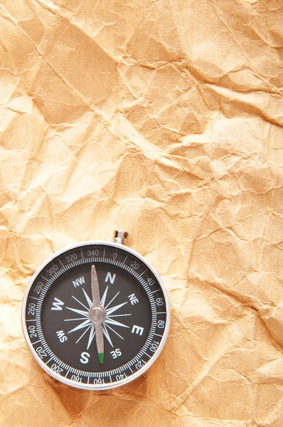 Вінтажний компас на папері в пригодницькій концепції — стокове фото