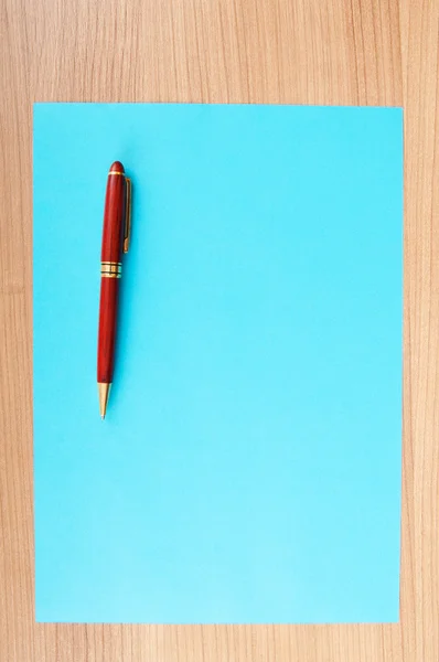Papper bakgrund med penna — Stockfoto