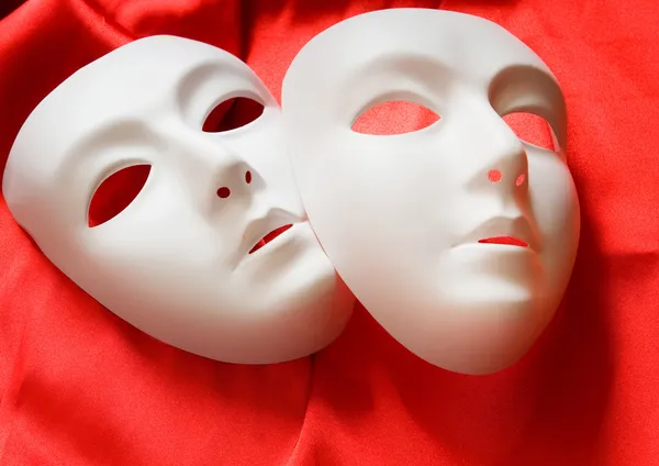 Divadelní koncept s bílými plastovými maskami — Stock fotografie
