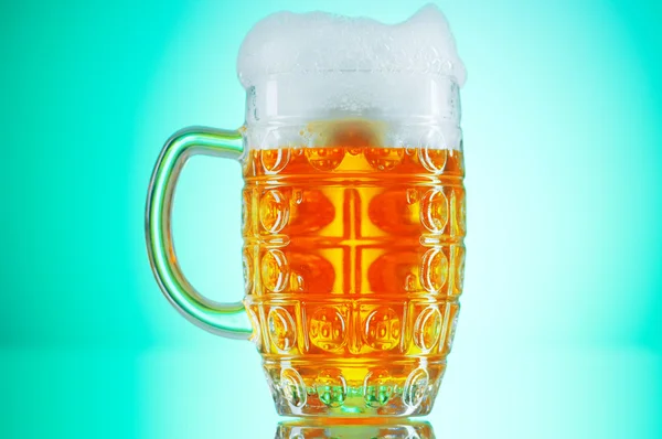 Beer glasses against the colorful gradient background — Stock Photo, Image