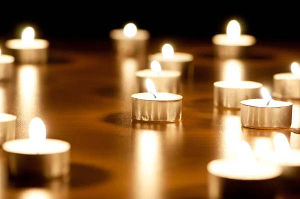 Πολλά αναμμένα κεριά με ρηχό βάθος πεδίου — Φωτογραφία Αρχείου