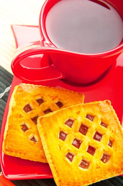Ceașcă de ceai și prăjituri proaspete pe masă — Fotografie, imagine de stoc