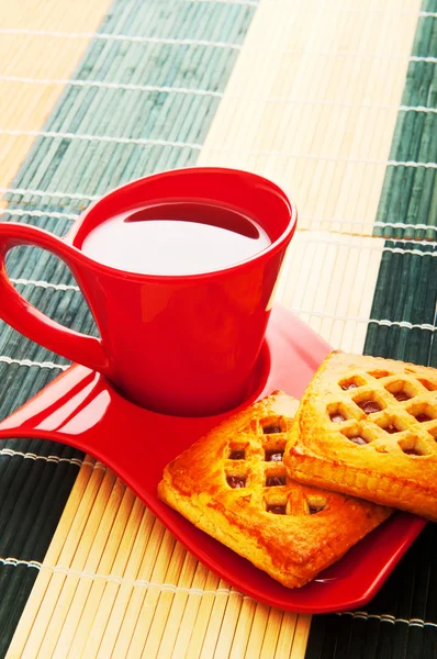 Filiżanka herbaty i świeże ciasteczka na stole — Zdjęcie stockowe
