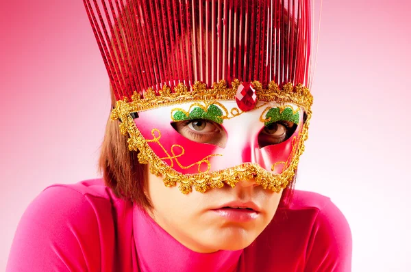 Çekici bir kadın şık maskede poz — Stok fotoğraf