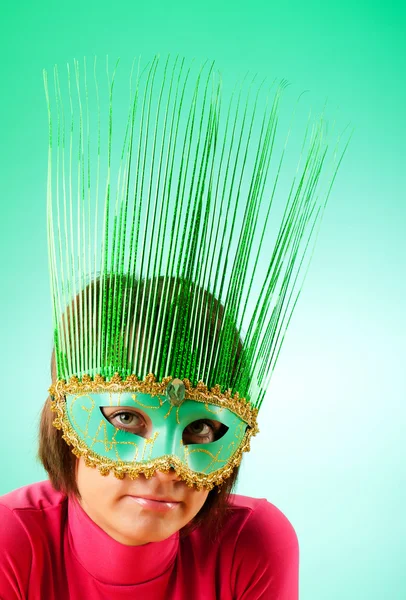 Aantrekkelijke vrouw poseren in de stijlvolle masker — Stockfoto