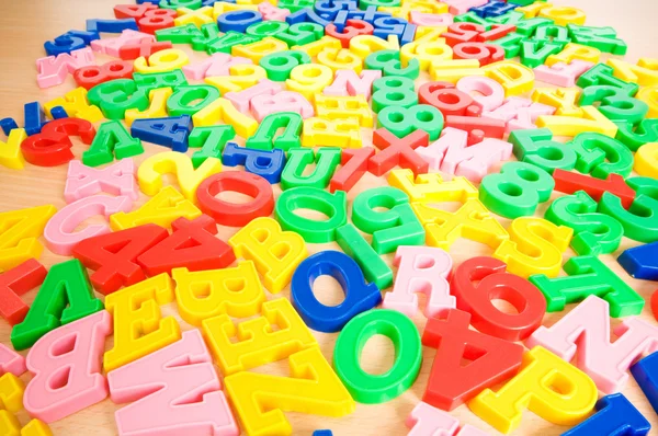 Niños letras y dígitos sobre la mesa —  Fotos de Stock