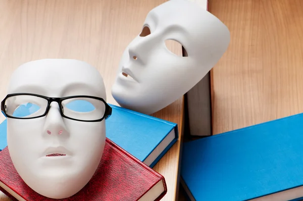 Concepto de lectura con máscaras, libros y gafas —  Fotos de Stock