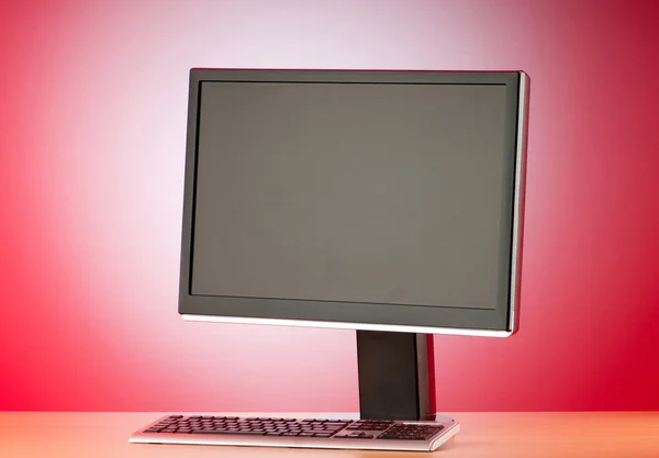 Широкоэкранный монитор компьютера на цветном фоне — стоковое фото